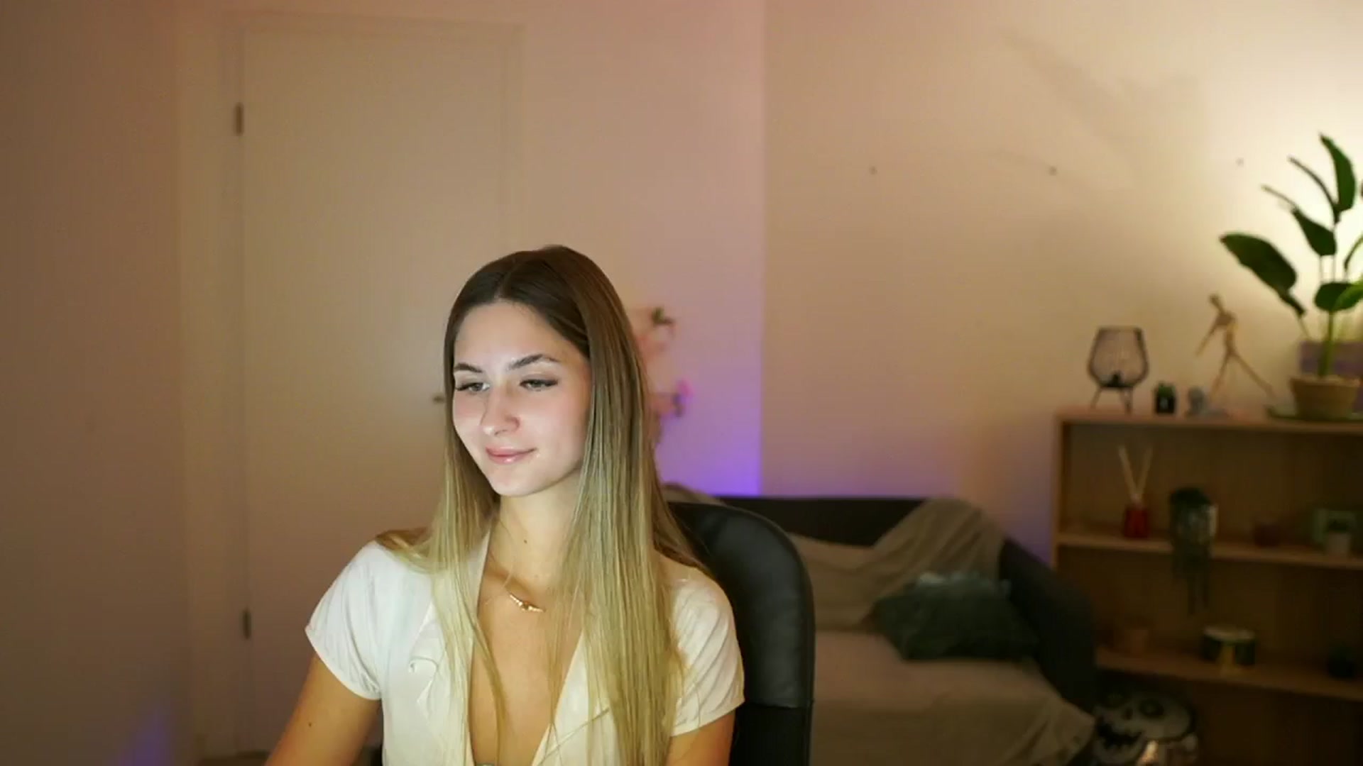 Gallery image thumbnail from CuteGirl_18's myfreecams stream on, 02/06/2025, 17:33 image 15 of 20