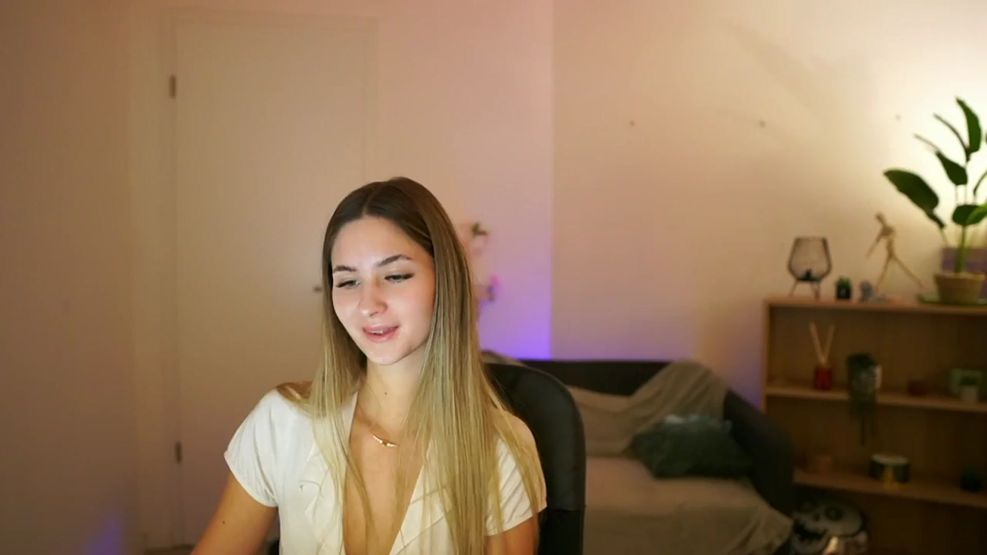 Gallery image thumbnail from CuteGirl_18's myfreecams stream on, 02/06/2025, 17:33 image 14 of 20