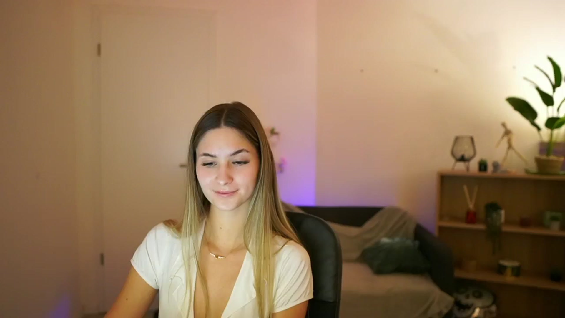 Gallery image thumbnail from CuteGirl_18's myfreecams stream on, 02/06/2025, 17:33 image 2 of 20