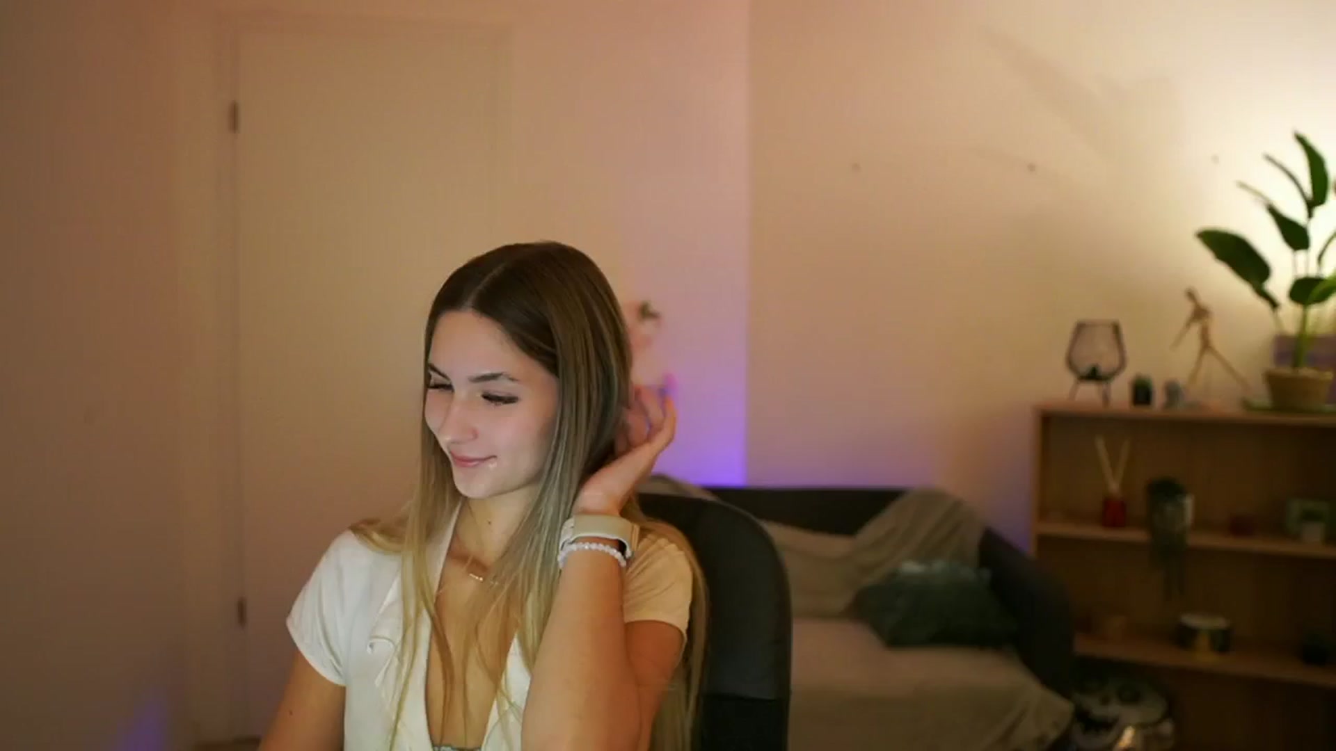 Gallery image thumbnail from CuteGirl_18's myfreecams stream on, 02/06/2025, 17:33 image 12 of 20
