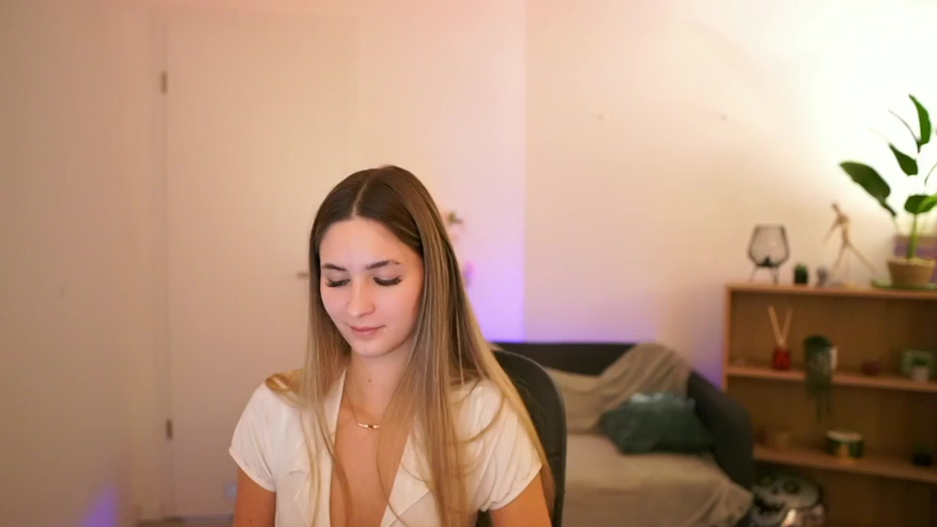 Gallery image thumbnail from CuteGirl_18's myfreecams stream on, 02/06/2025, 17:33 image 10 of 20
