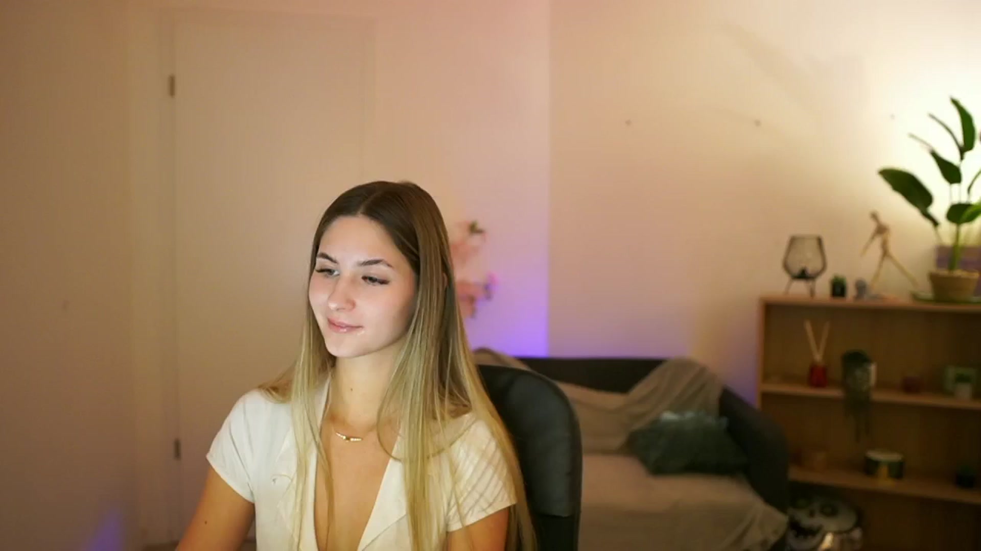 Gallery image thumbnail from CuteGirl_18's myfreecams stream on, 02/06/2025, 17:33 image 5 of 20