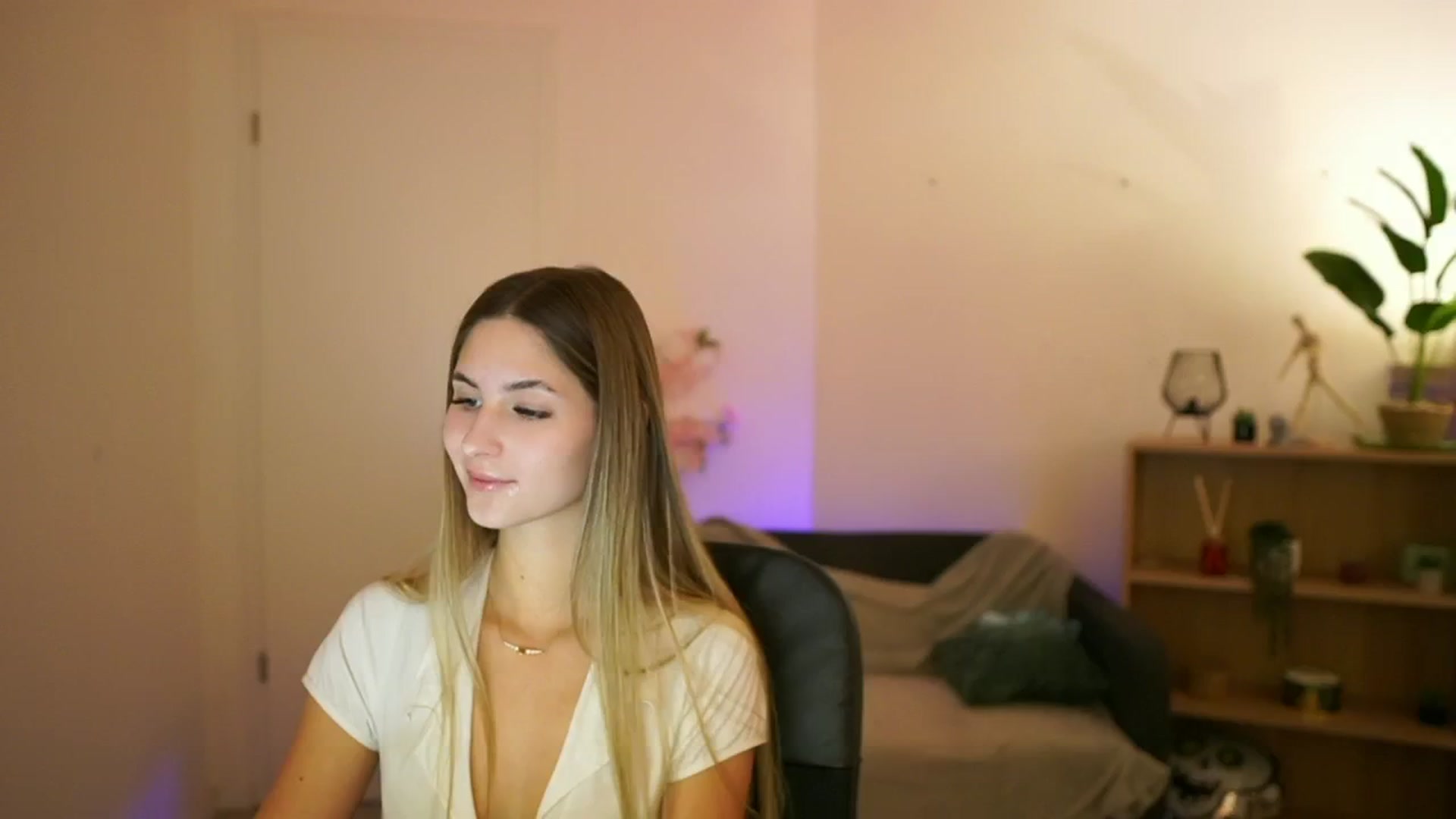 Gallery image thumbnail from CuteGirl_18's myfreecams stream on, 02/06/2025, 17:33 image 4 of 20