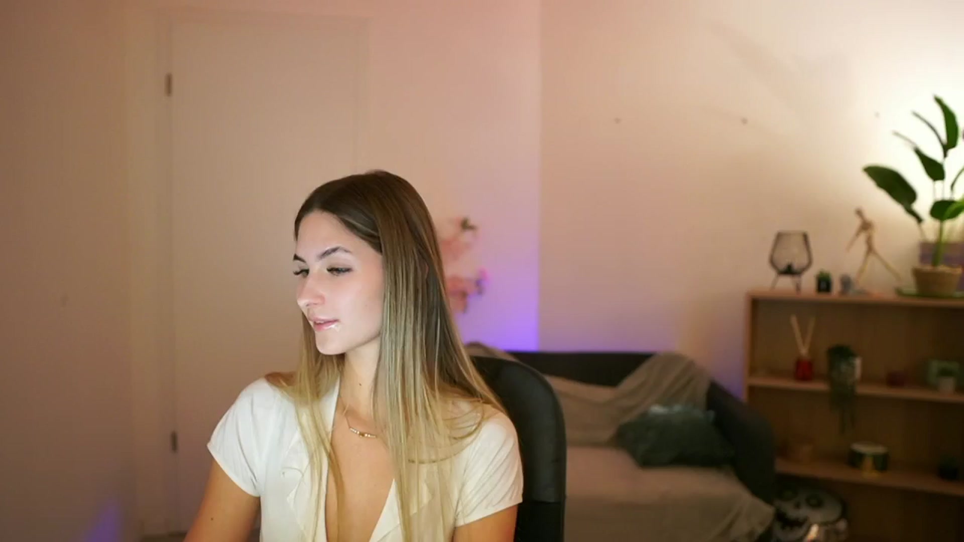 Gallery image thumbnail from CuteGirl_18's myfreecams stream on, 02/06/2025, 17:33 image 6 of 20