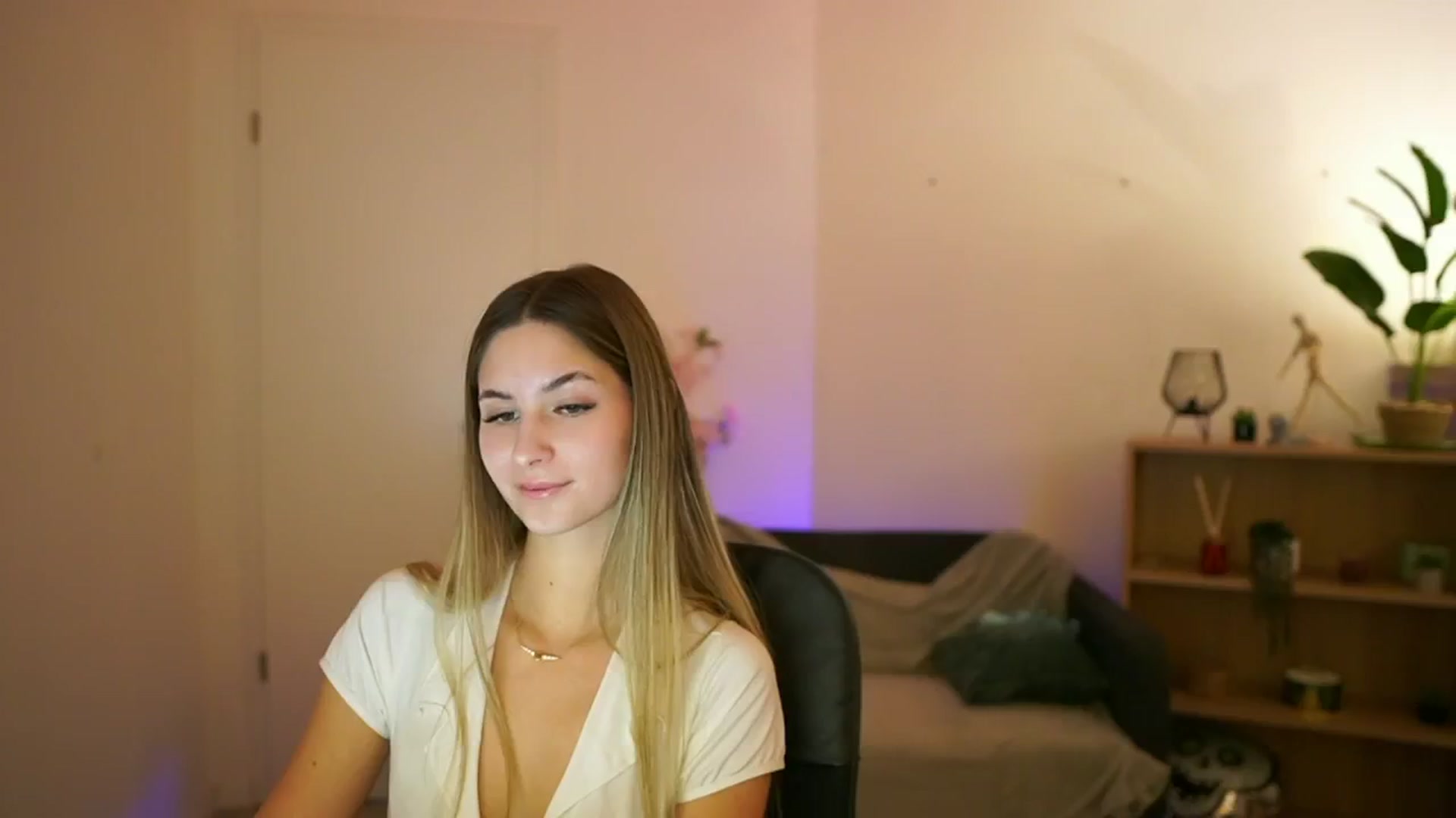 Gallery image thumbnail from CuteGirl_18's myfreecams stream on, 02/06/2025, 17:33 image 3 of 20