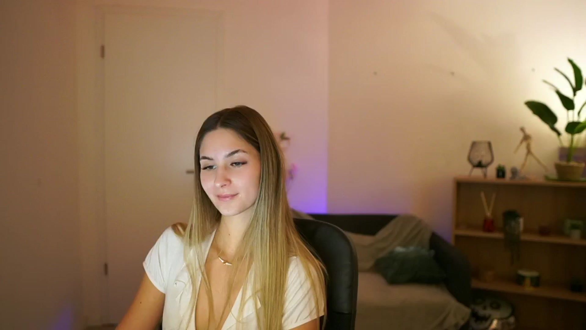 Gallery image thumbnail from CuteGirl_18's myfreecams stream on, 02/06/2025, 17:33 image 13 of 20