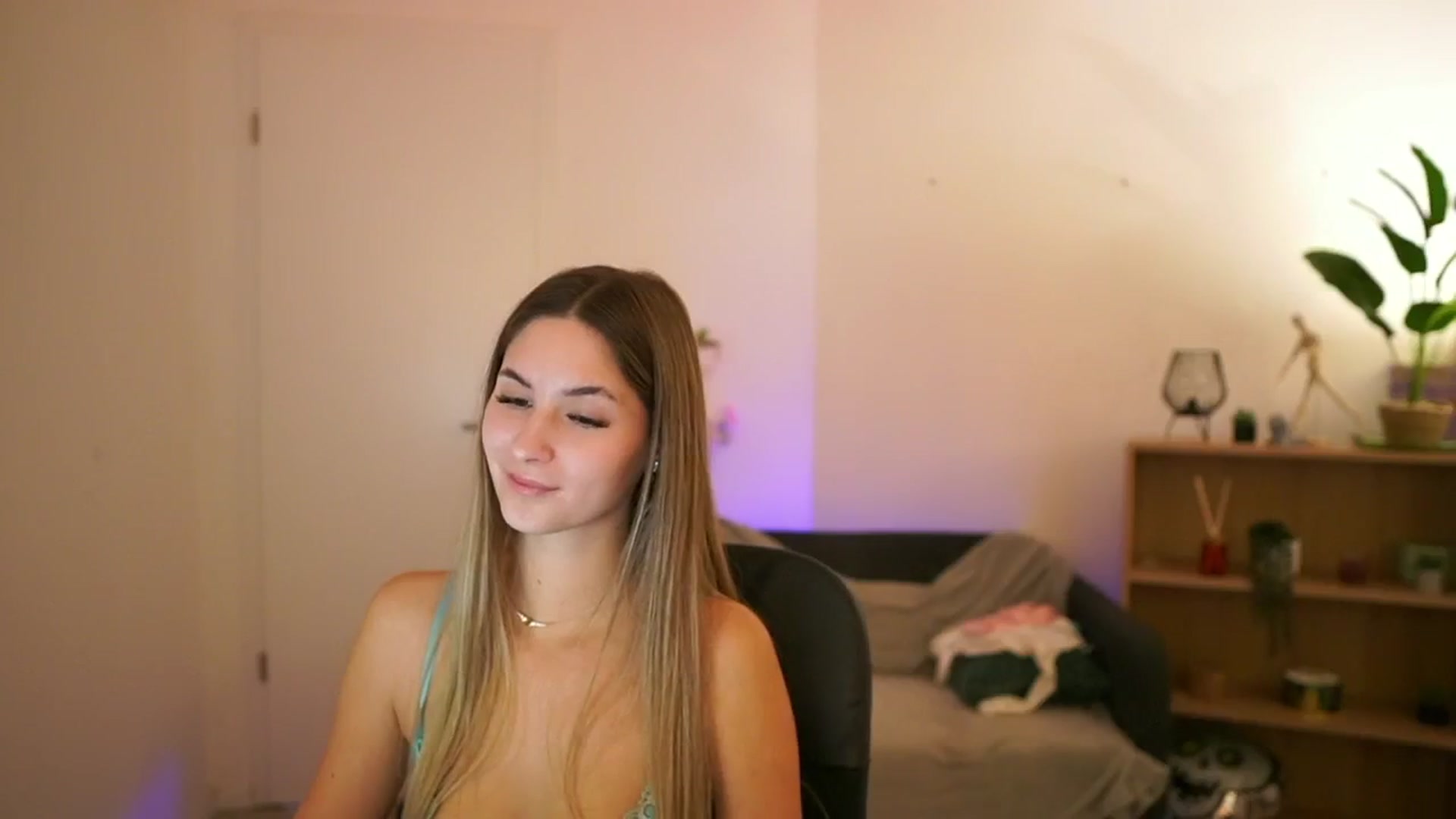 Gallery image thumbnail from CuteGirl_18's myfreecams stream on, 02/06/2025, 18:27 image 4 of 20