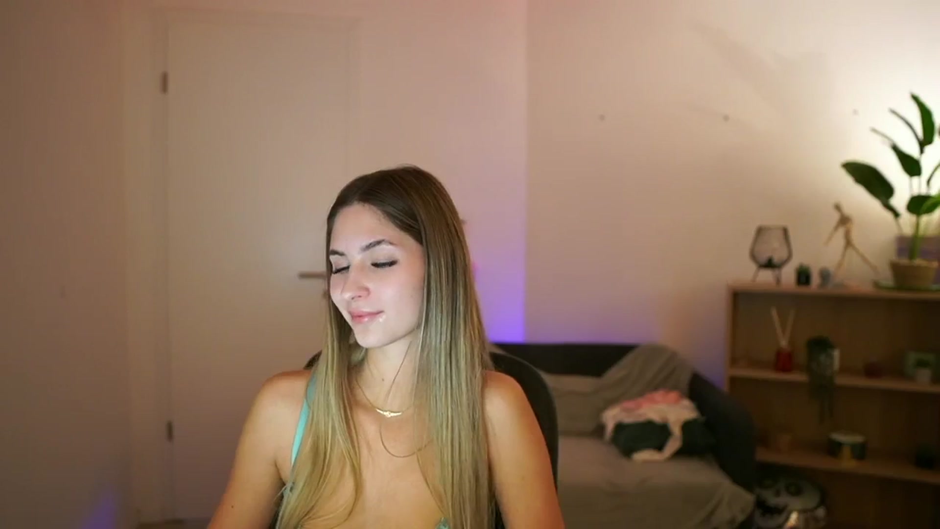 Gallery image thumbnail from CuteGirl_18's myfreecams stream on, 02/06/2025, 18:27 image 15 of 20