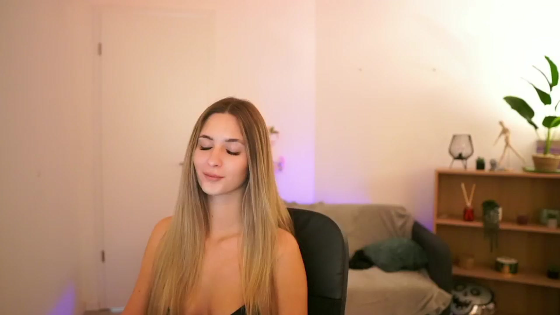 Gallery image thumbnail from CuteGirl_18's myfreecams stream on, 02/07/2025, 14:44 image 11 of 20