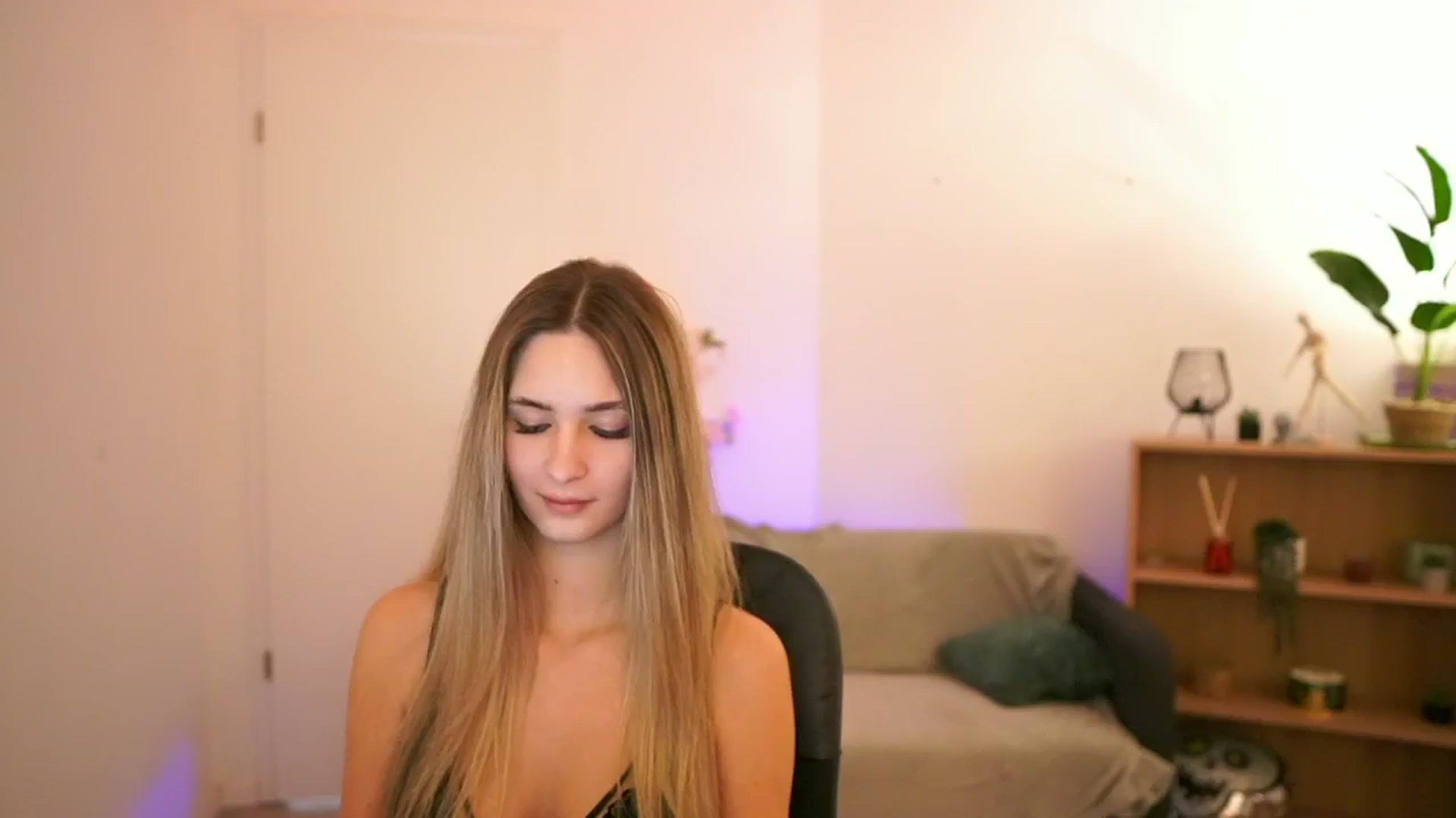 Gallery image thumbnail from CuteGirl_18's myfreecams stream on, 02/07/2025, 14:44 image 3 of 20