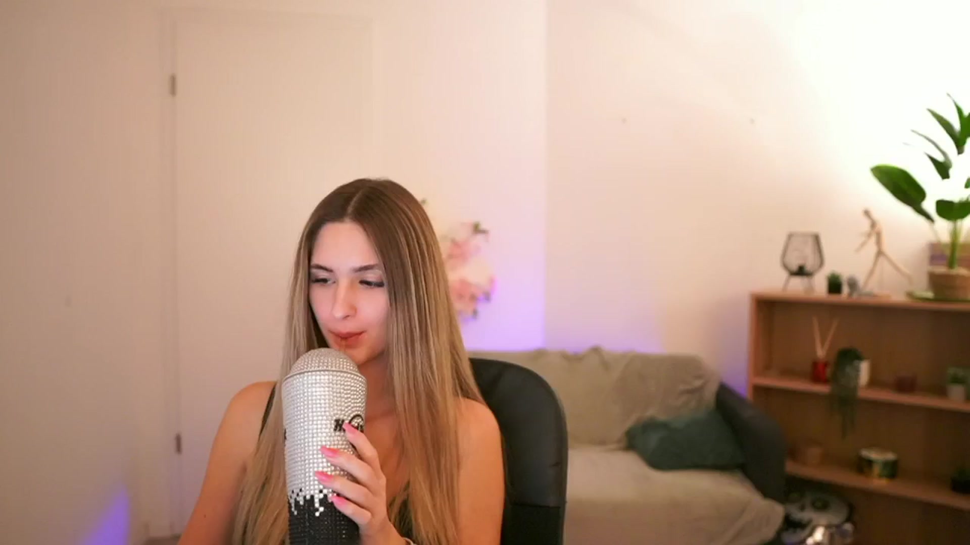 Gallery image thumbnail from CuteGirl_18's myfreecams stream on, 02/07/2025, 17:39 image 11 of 20