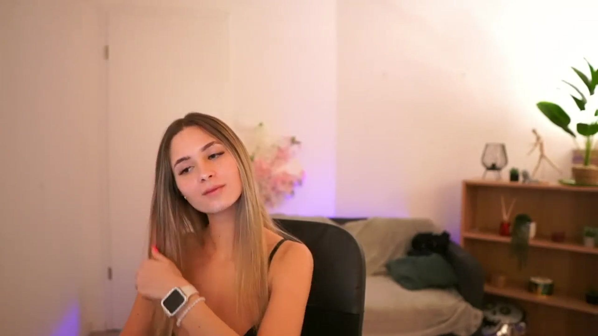 Gallery image thumbnail from CuteGirl_18's myfreecams stream on, 02/07/2025, 18:53 image 9 of 20