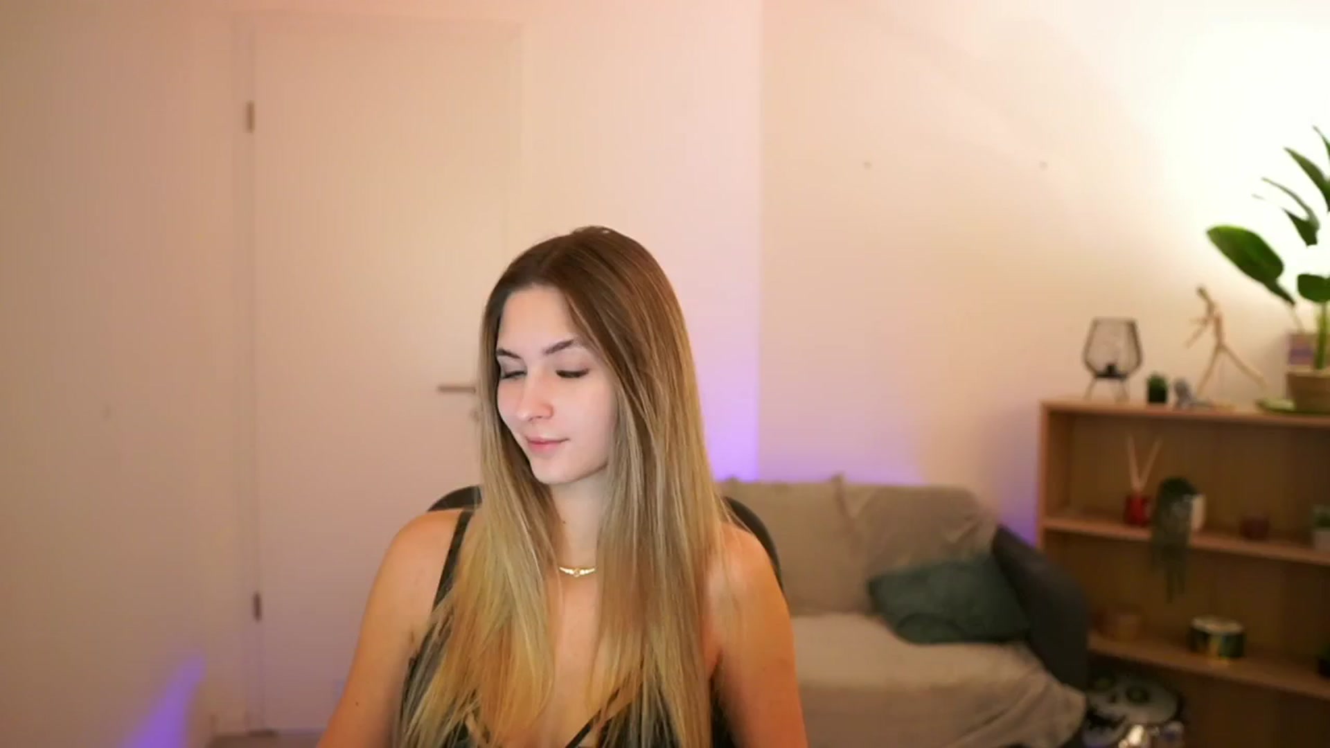 Gallery image thumbnail from CuteGirl_18's myfreecams stream on, 02/09/2025, 14:06 image 2 of 20