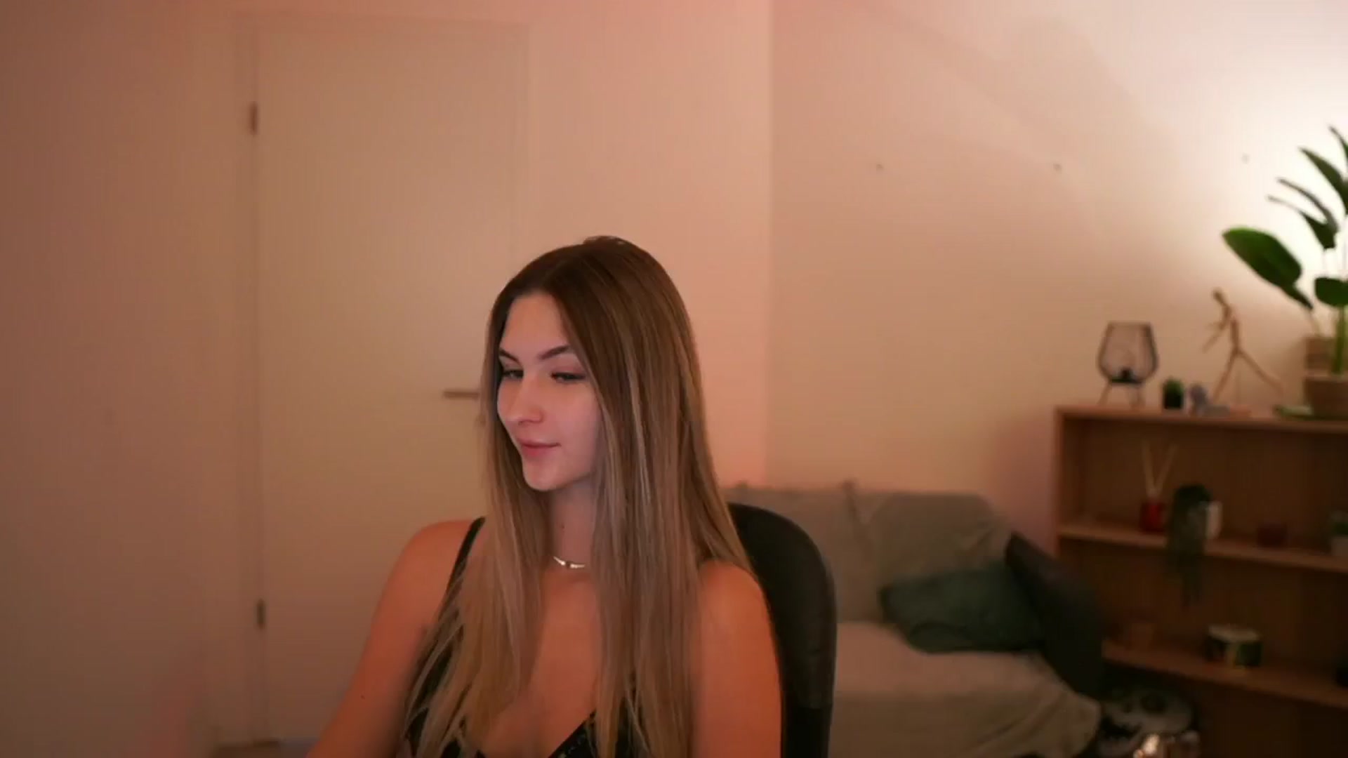 Gallery image thumbnail from CuteGirl_18's myfreecams stream on, 02/09/2025, 14:06 image 12 of 20