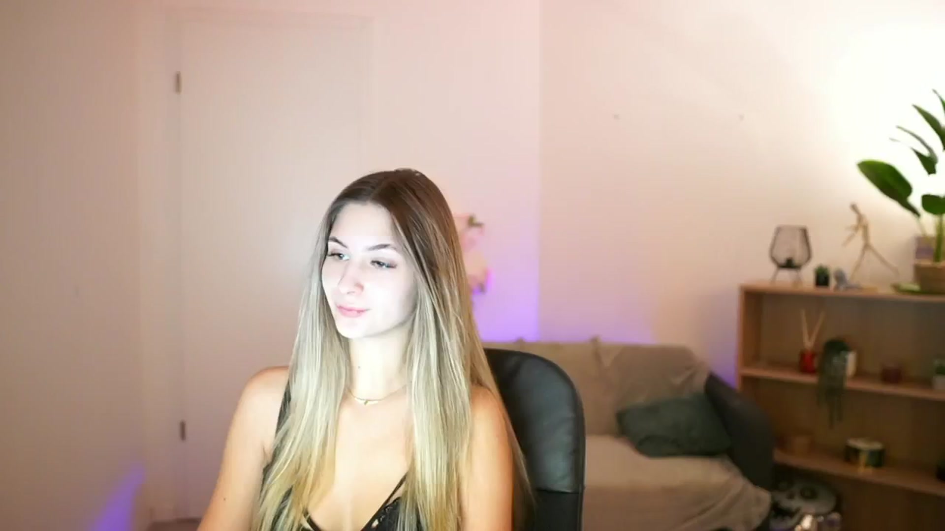 Gallery image thumbnail from CuteGirl_18's myfreecams stream on, 02/09/2025, 14:06 image 4 of 20