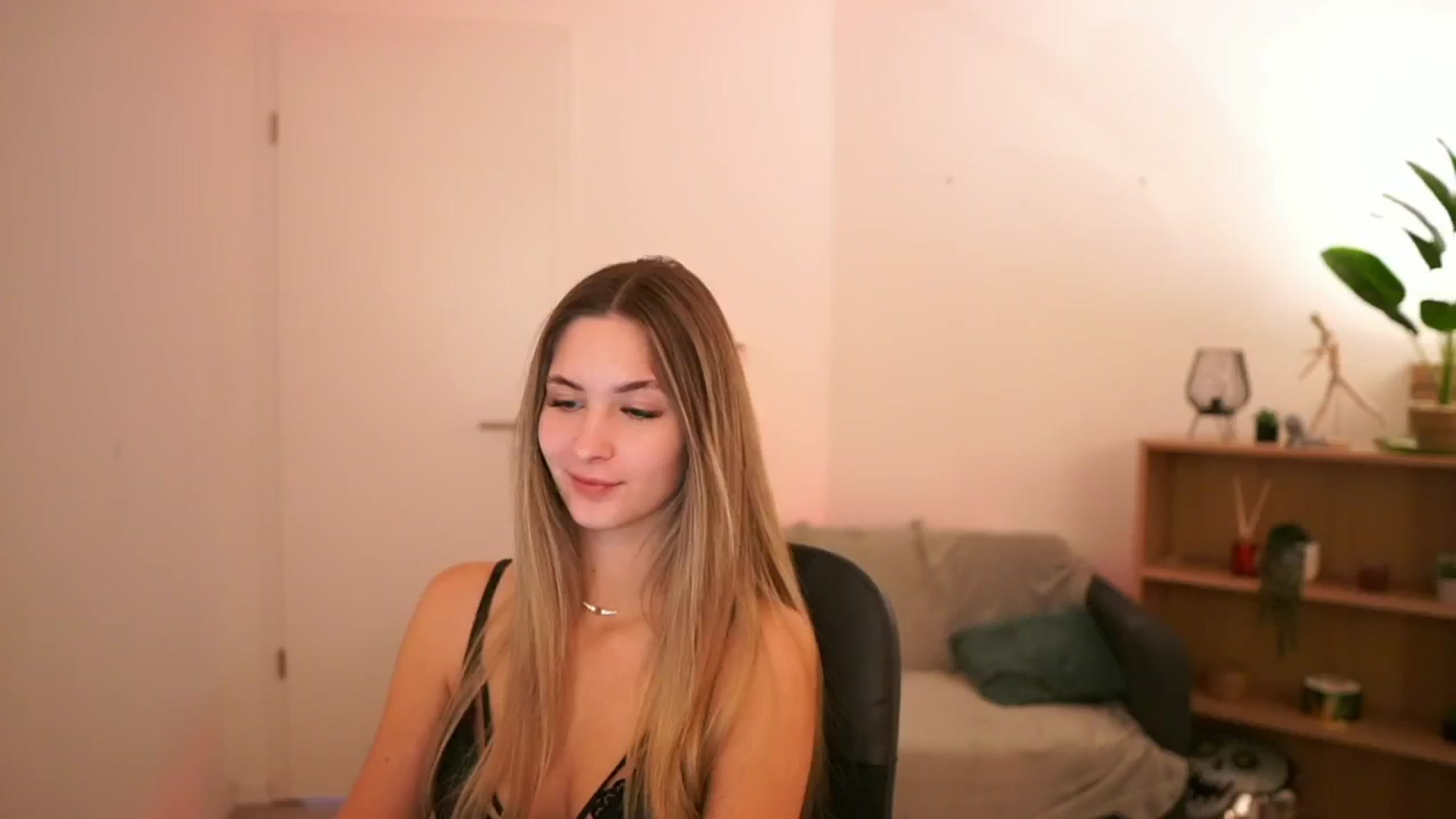 Gallery image thumbnail from CuteGirl_18's myfreecams stream on, 02/09/2025, 14:06 image 16 of 20