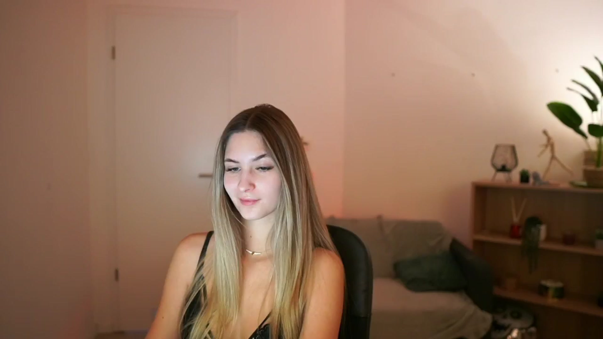 Gallery image thumbnail from CuteGirl_18's myfreecams stream on, 02/09/2025, 14:06 image 13 of 20