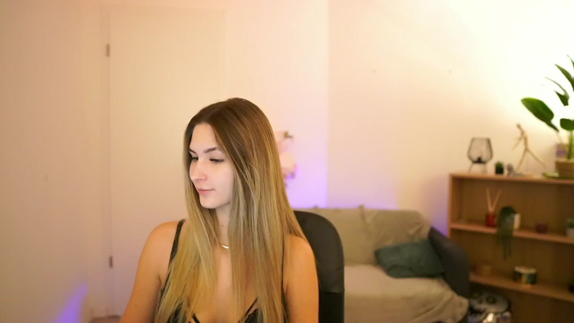 Gallery image thumbnail from CuteGirl_18's myfreecams stream on, 02/09/2025, 14:06 image 1 of 20