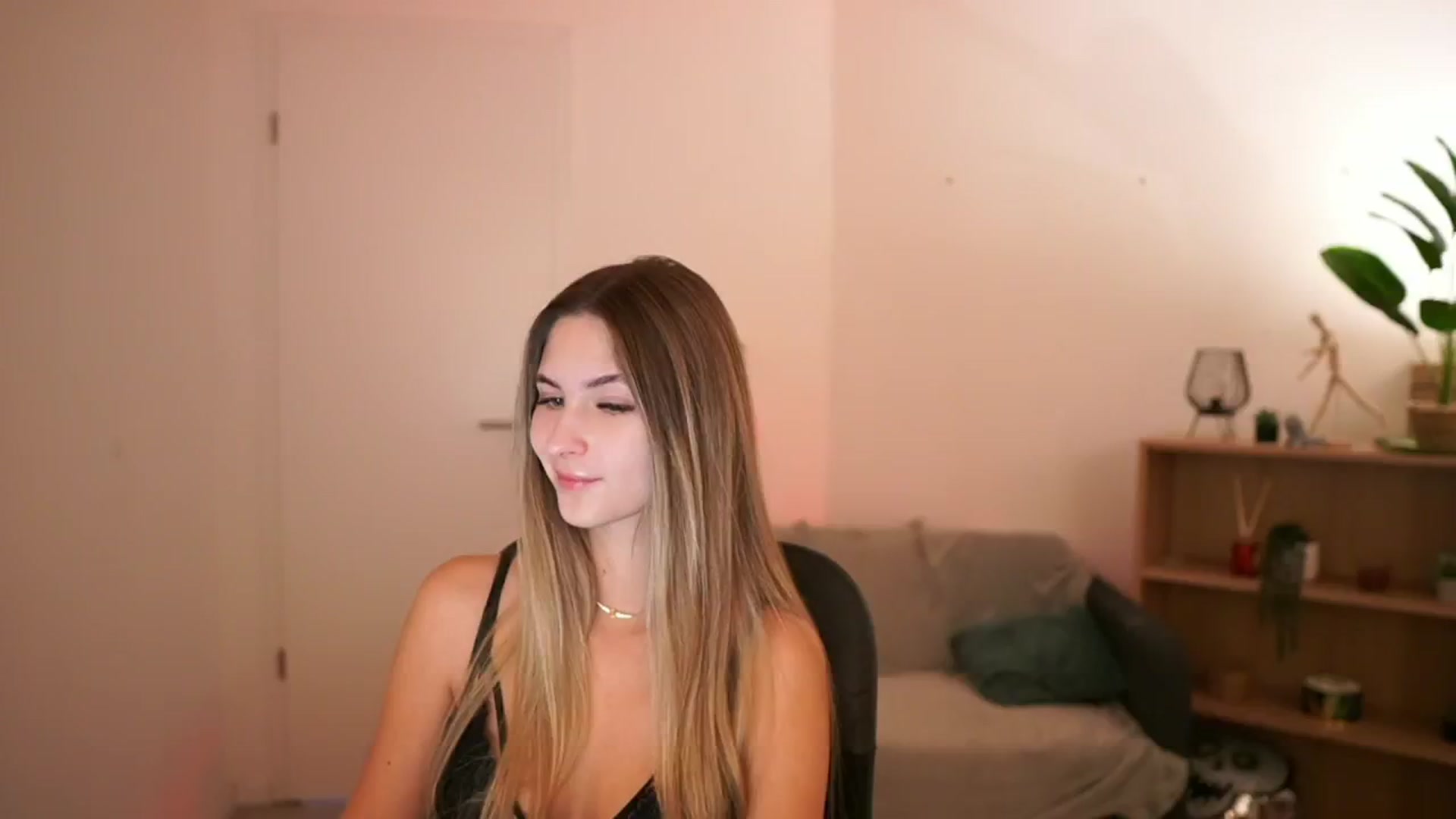 Gallery image thumbnail from CuteGirl_18's myfreecams stream on, 02/09/2025, 14:06 image 17 of 20