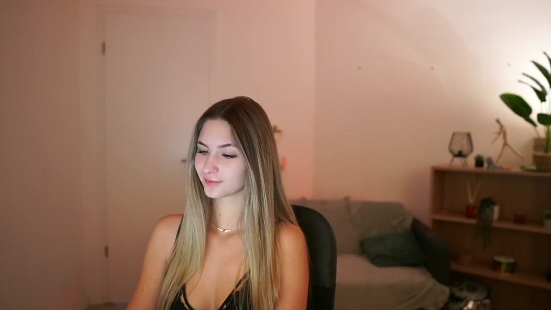 Gallery image thumbnail from CuteGirl_18's myfreecams stream on, 02/09/2025, 14:06 image 10 of 20