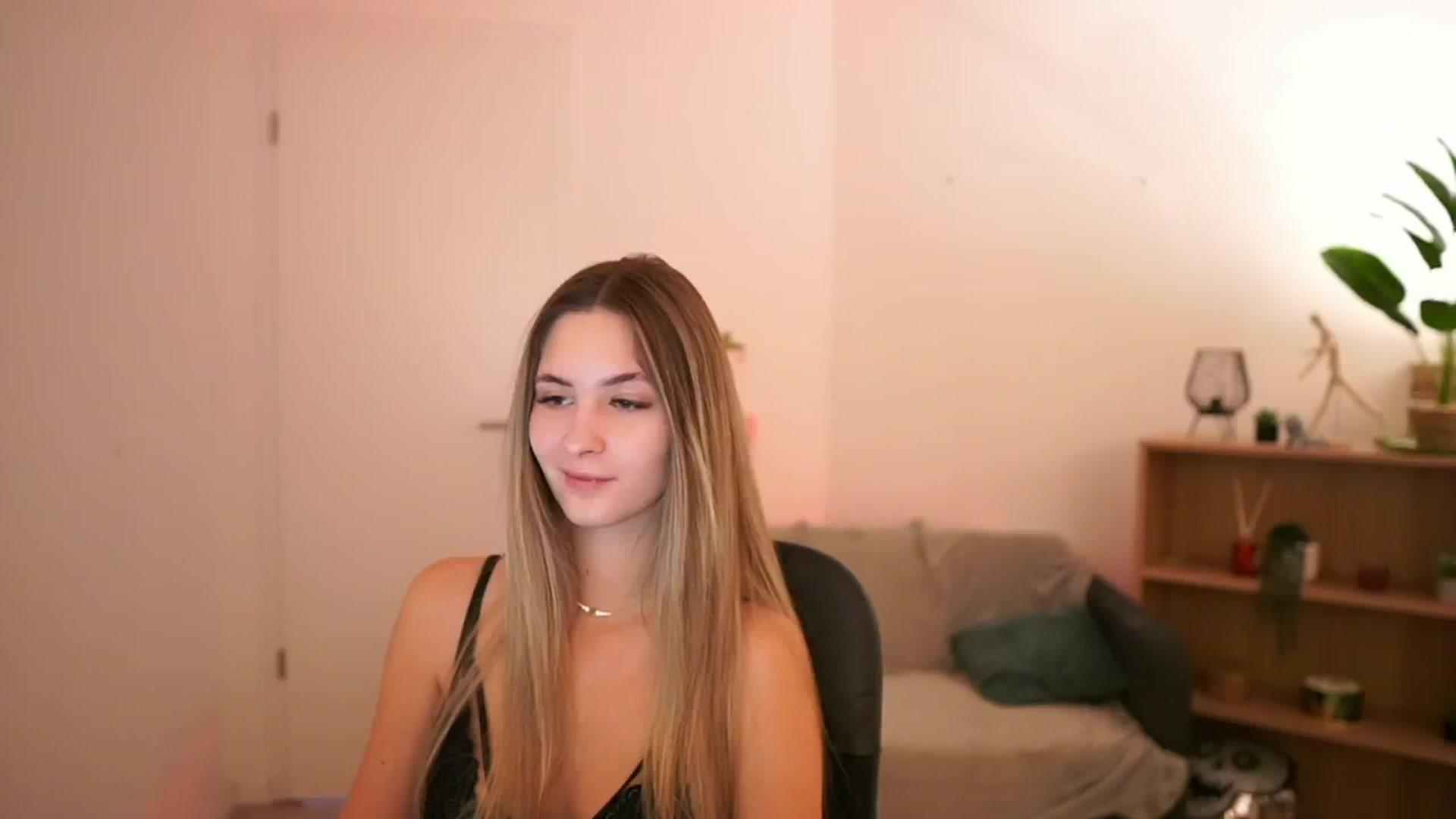 Gallery image thumbnail from CuteGirl_18's myfreecams stream on, 02/09/2025, 14:06 image 18 of 20