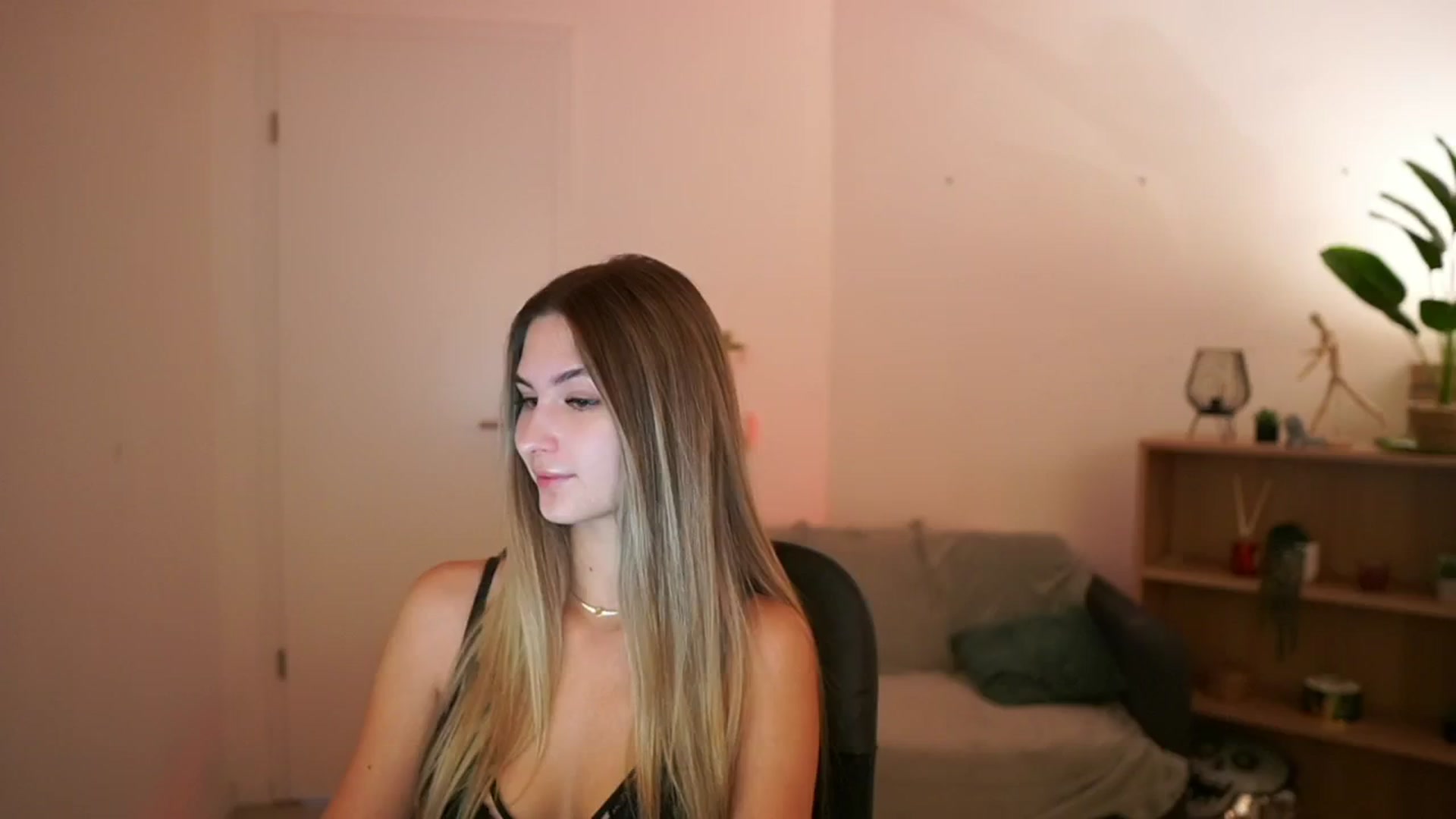 Gallery image thumbnail from CuteGirl_18's myfreecams stream on, 02/09/2025, 14:06 image 11 of 20