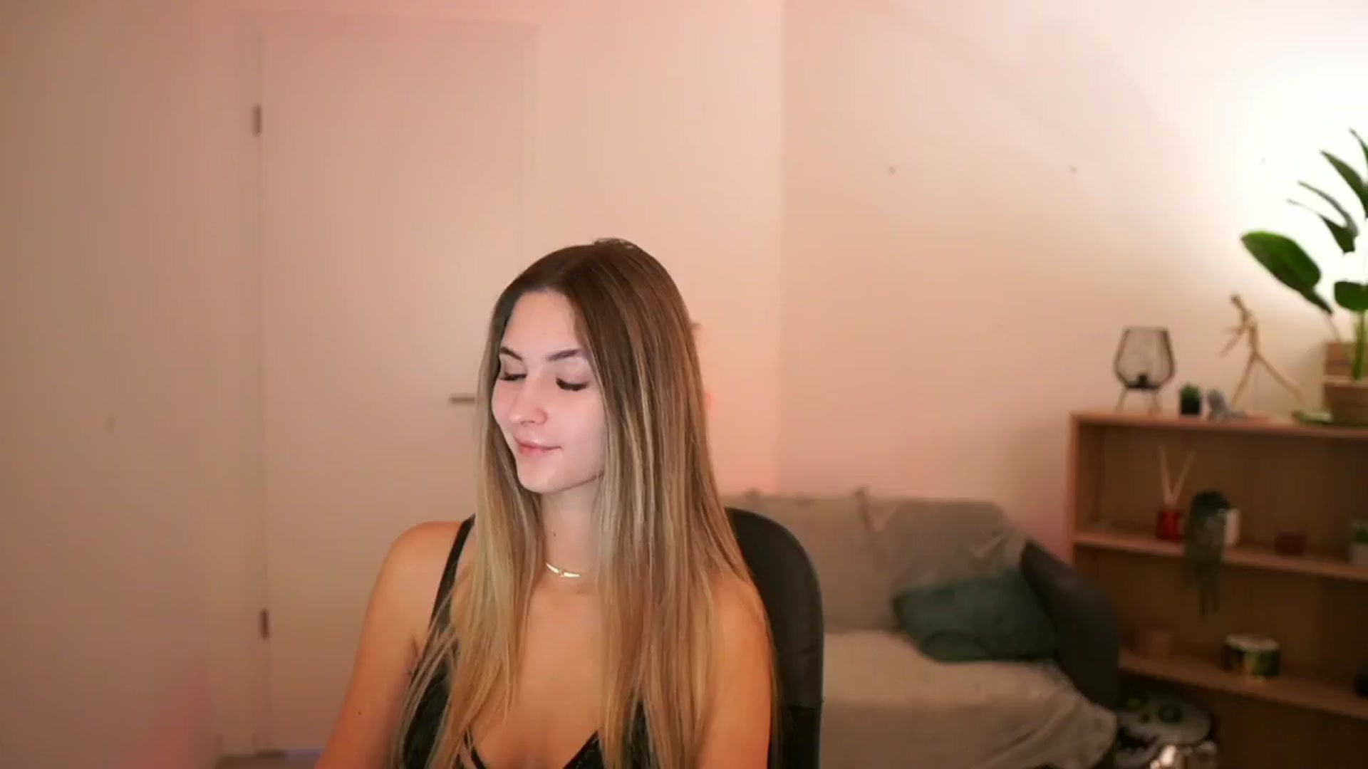 Gallery image thumbnail from CuteGirl_18's myfreecams stream on, 02/09/2025, 14:06 image 19 of 20