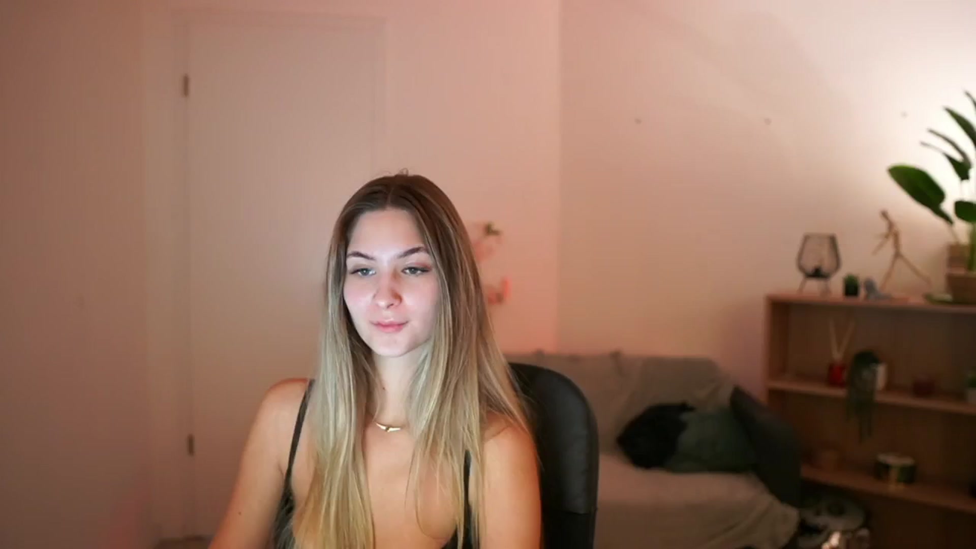 Gallery image thumbnail from CuteGirl_18's myfreecams stream on, 02/09/2025, 17:21 image 7 of 20