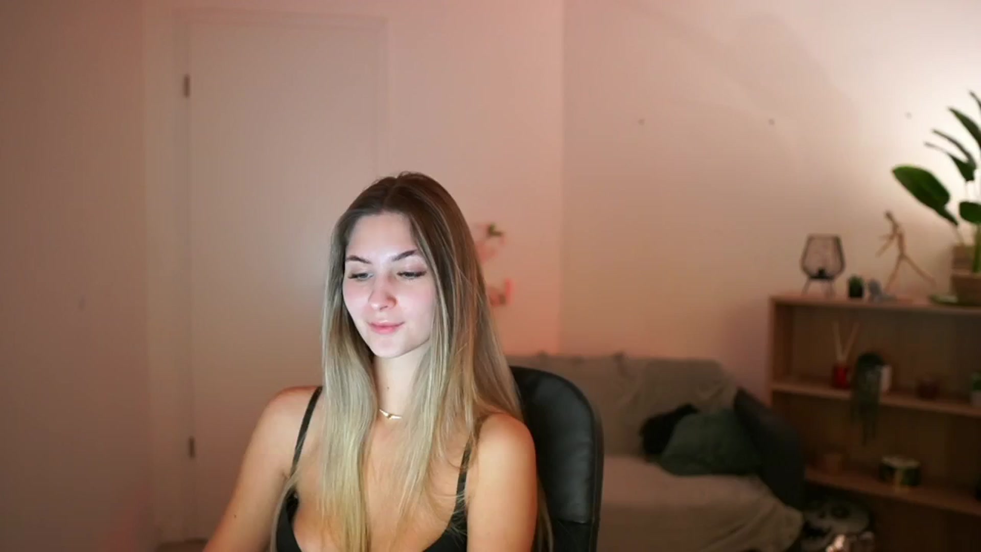 Gallery image thumbnail from CuteGirl_18's myfreecams stream on, 02/09/2025, 17:21 image 5 of 20