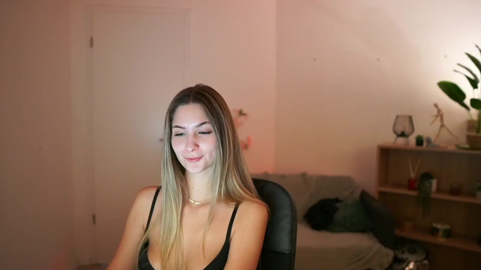 Gallery image thumbnail from CuteGirl_18's myfreecams stream on, 02/09/2025, 17:21 image 8 of 20