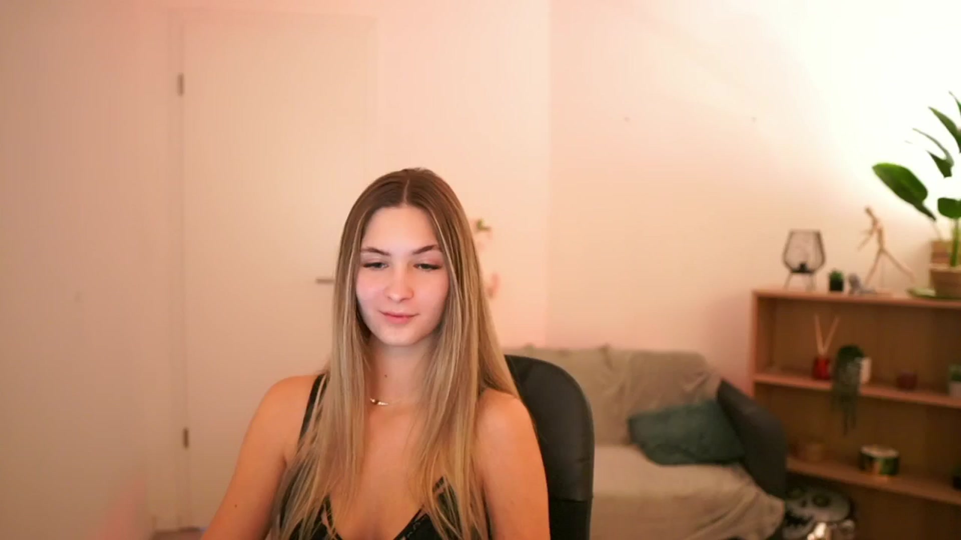 Gallery image thumbnail from CuteGirl_18's myfreecams stream on, 02/09/2025, 17:21 image 1 of 20