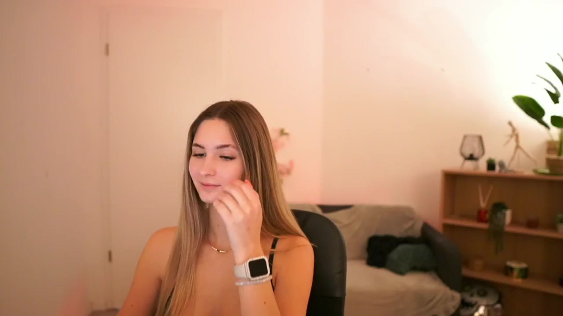 Gallery image thumbnail from CuteGirl_18's myfreecams stream on, 02/09/2025, 18:02 image 3 of 20