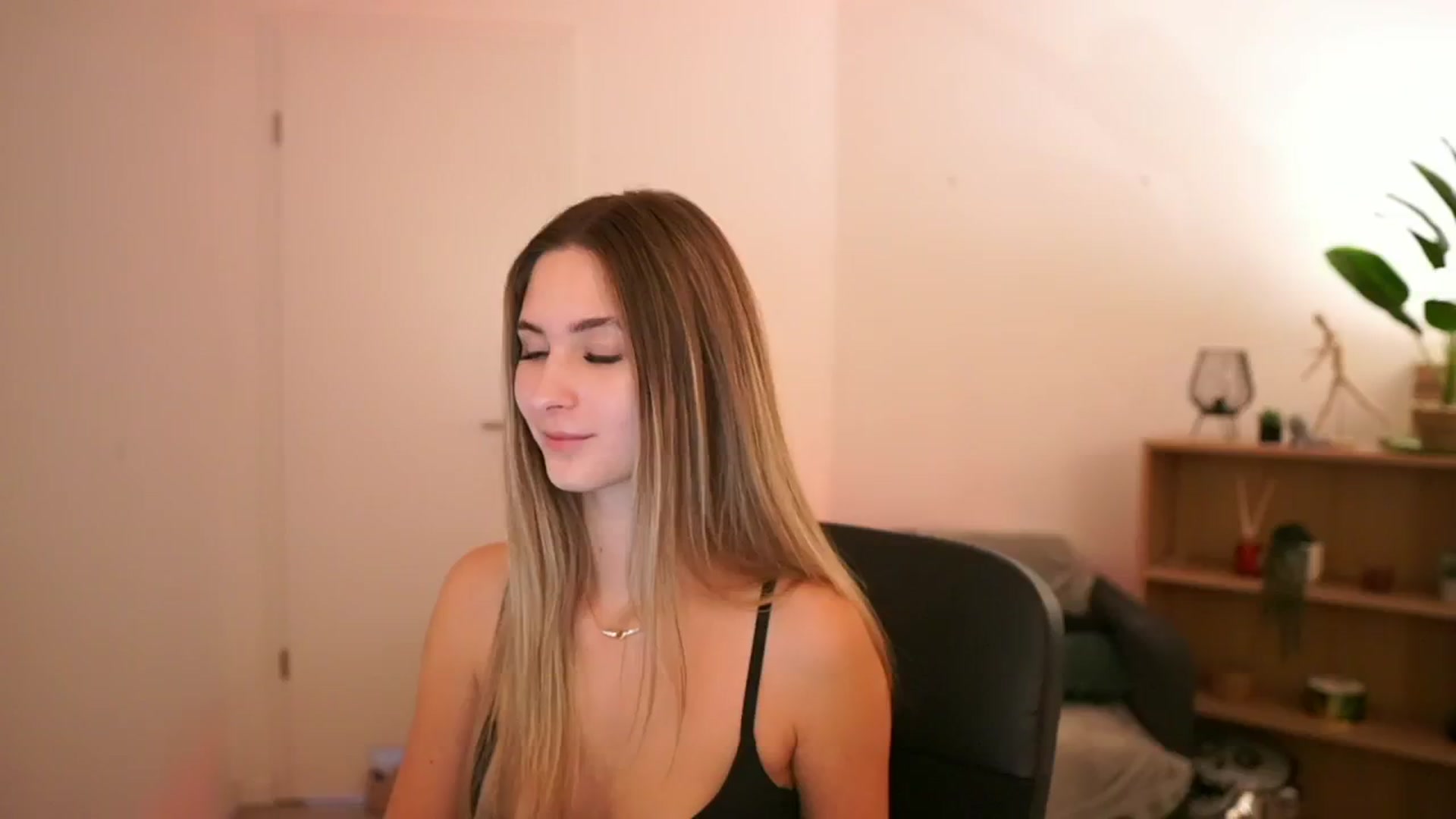 Gallery image thumbnail from CuteGirl_18's myfreecams stream on, 02/09/2025, 18:02 image 9 of 20