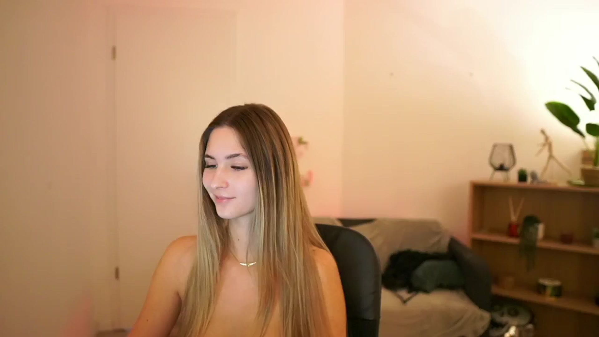 Gallery image thumbnail from CuteGirl_18's myfreecams stream on, 02/09/2025, 18:02 image 10 of 20