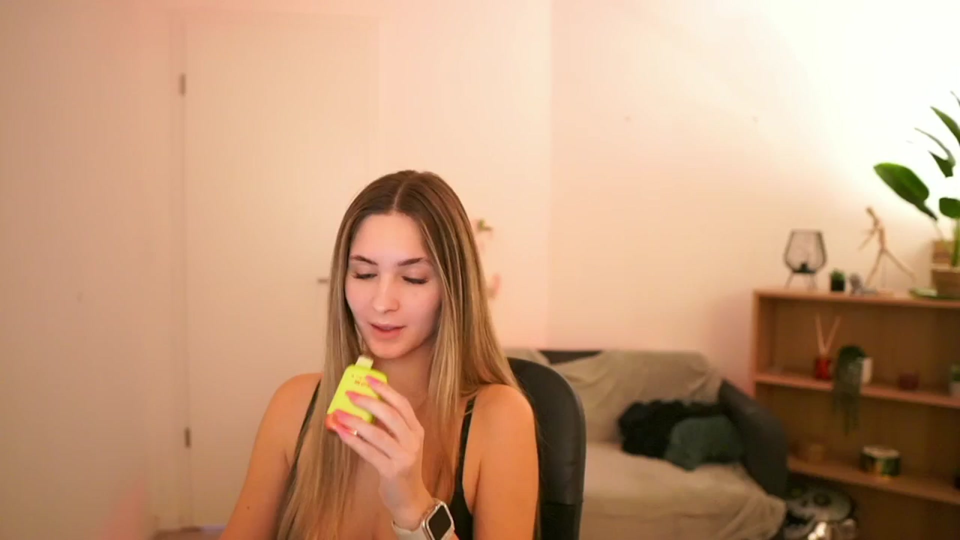Gallery image thumbnail from CuteGirl_18's myfreecams stream on, 02/09/2025, 18:35 image 15 of 20