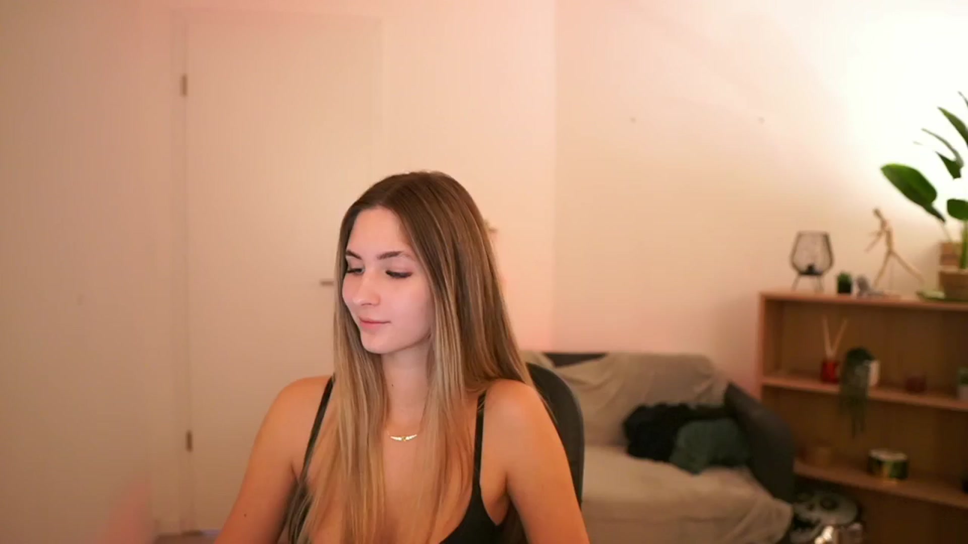 Gallery image thumbnail from CuteGirl_18's myfreecams stream on, 02/09/2025, 18:35 image 16 of 20