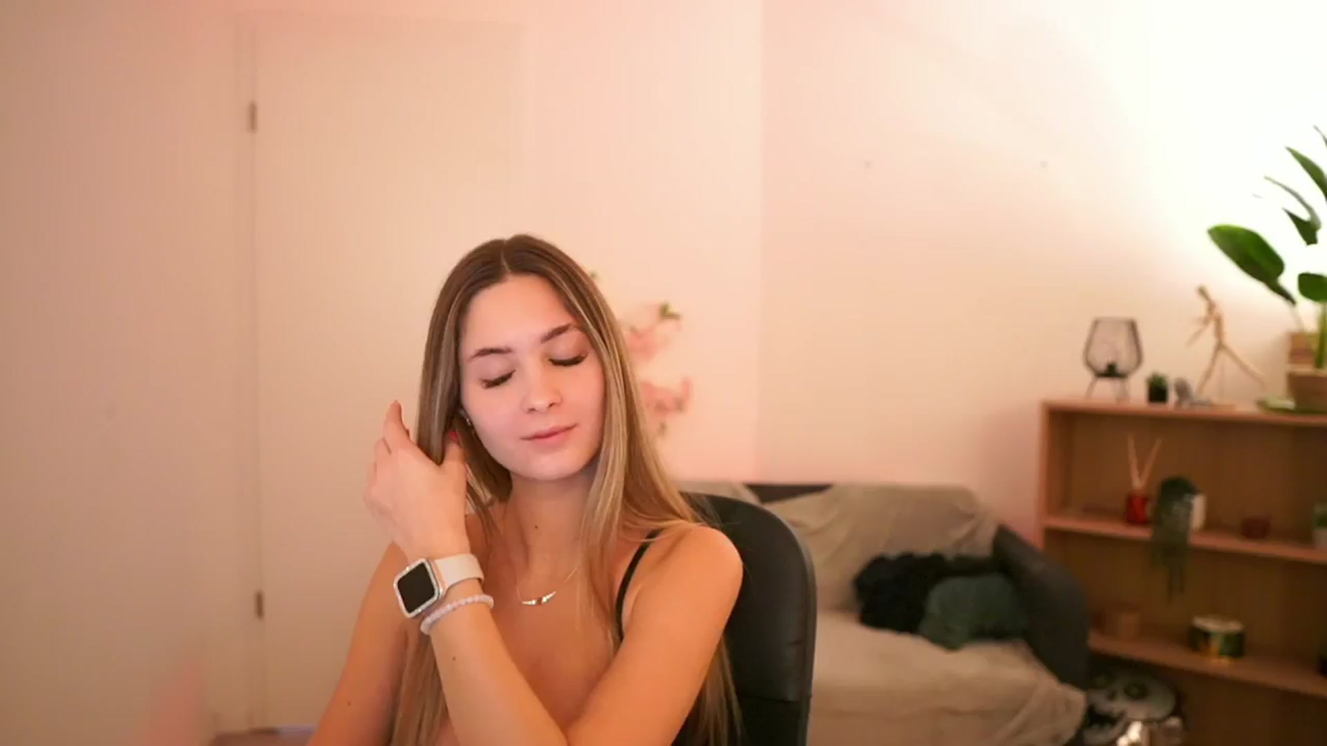 Gallery image thumbnail from CuteGirl_18's myfreecams stream on, 02/09/2025, 18:35 image 13 of 20