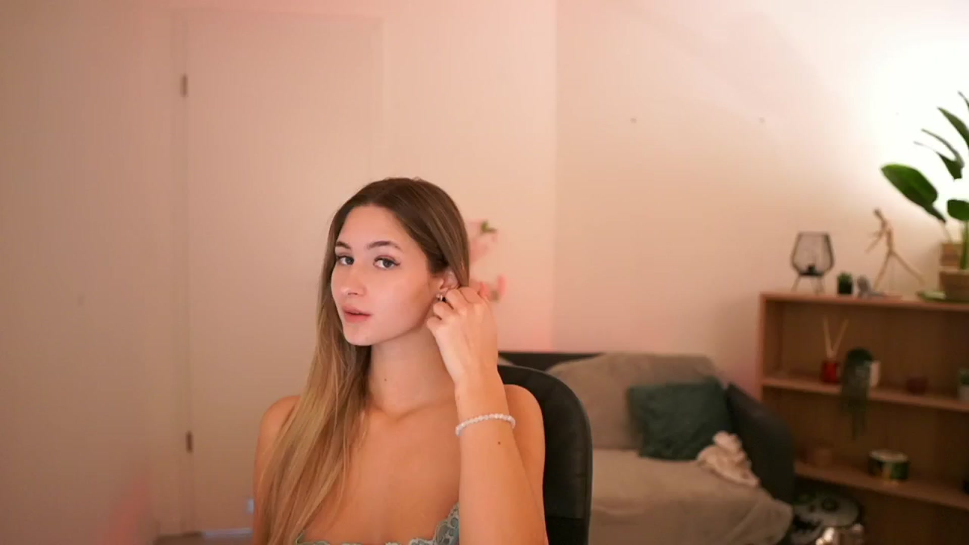 Gallery image thumbnail from CuteGirl_18's myfreecams stream on, 02/10/2025, 16:12 image 1 of 20
