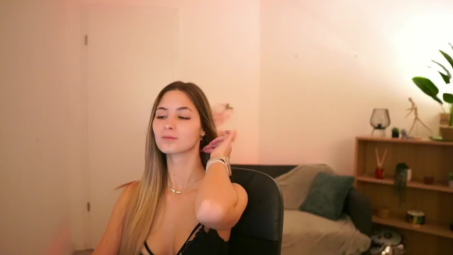 Gallery image thumbnail from CuteGirl_18's myfreecams stream on, 02/13/2025, 14:42 image 4 of 20