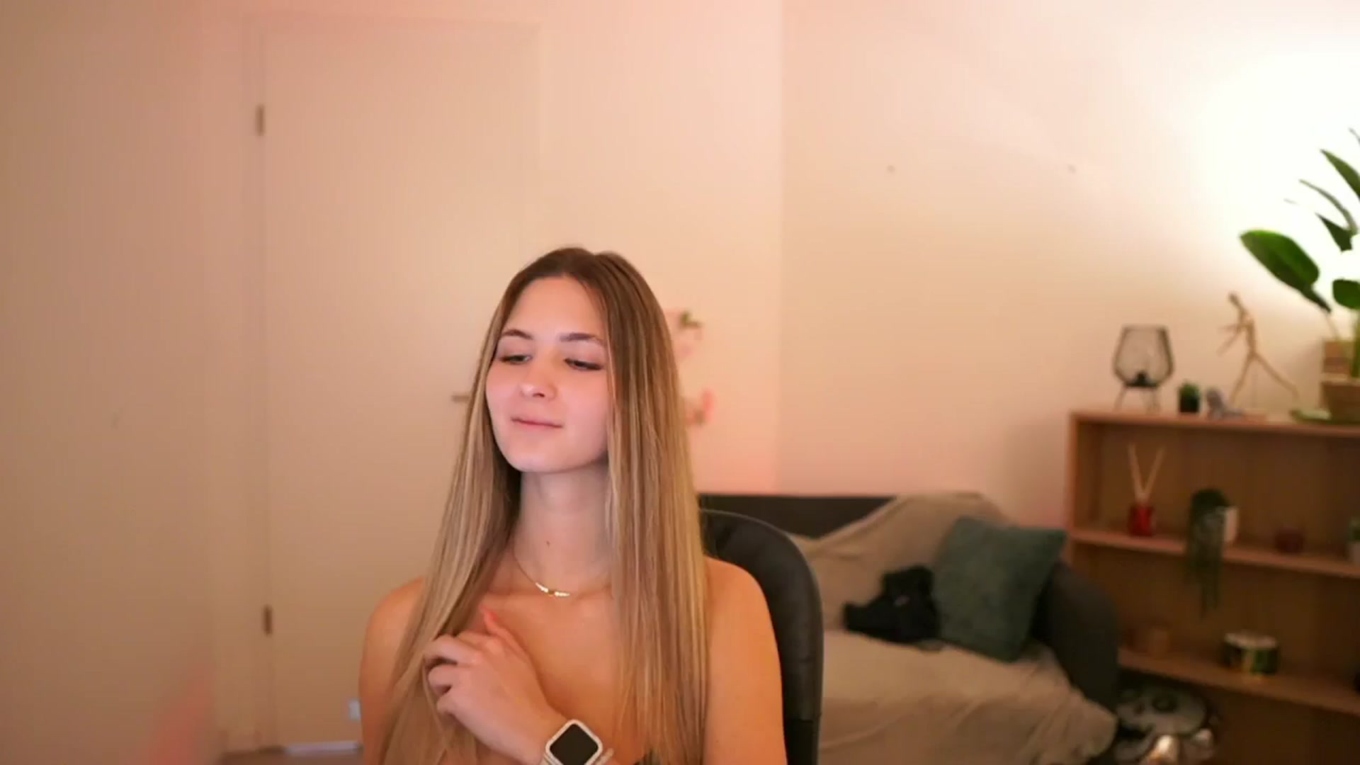 Gallery image thumbnail from CuteGirl_18's myfreecams stream on, 02/13/2025, 15:37 image 16 of 20