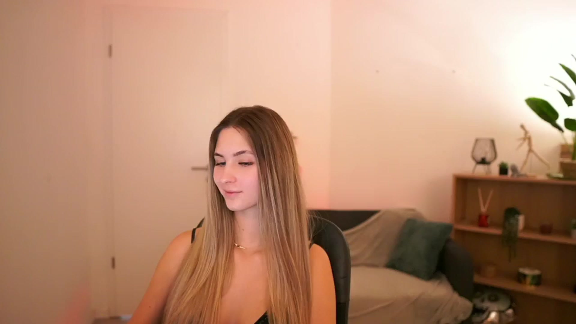 Gallery image thumbnail from CuteGirl_18's myfreecams stream on, 02/13/2025, 16:12 image 5 of 20