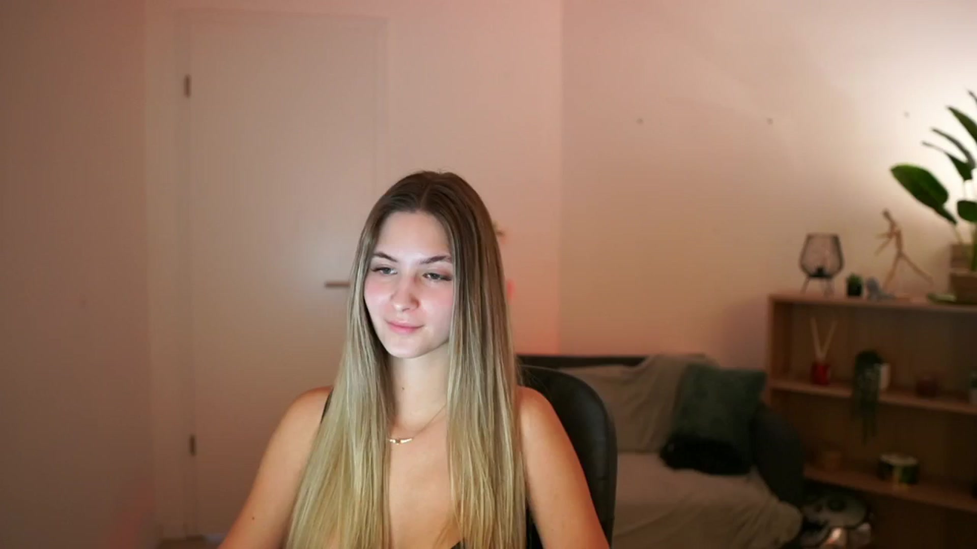 Gallery image thumbnail from CuteGirl_18's myfreecams stream on, 02/13/2025, 18:55 image 15 of 20