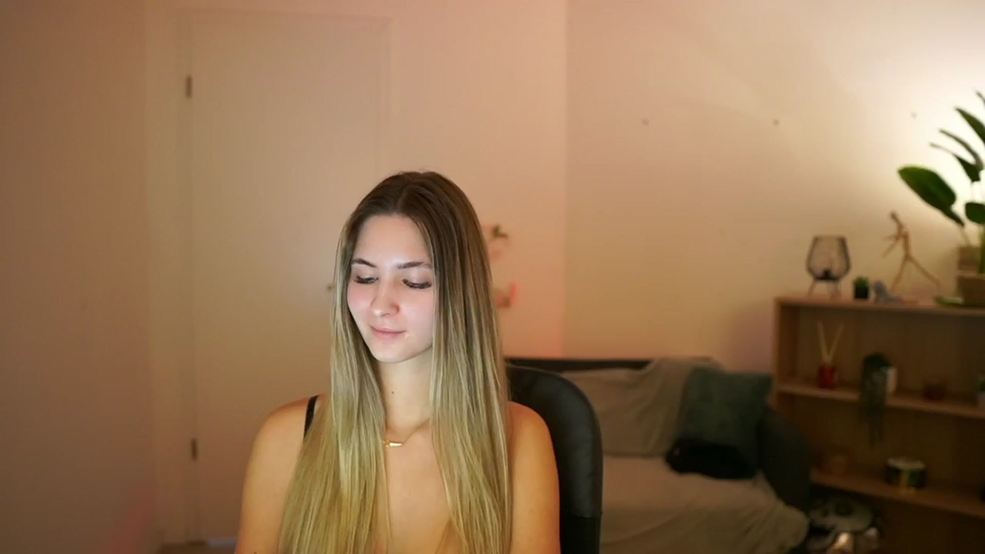 Gallery image thumbnail from CuteGirl_18's myfreecams stream on, 02/13/2025, 18:55 image 14 of 20
