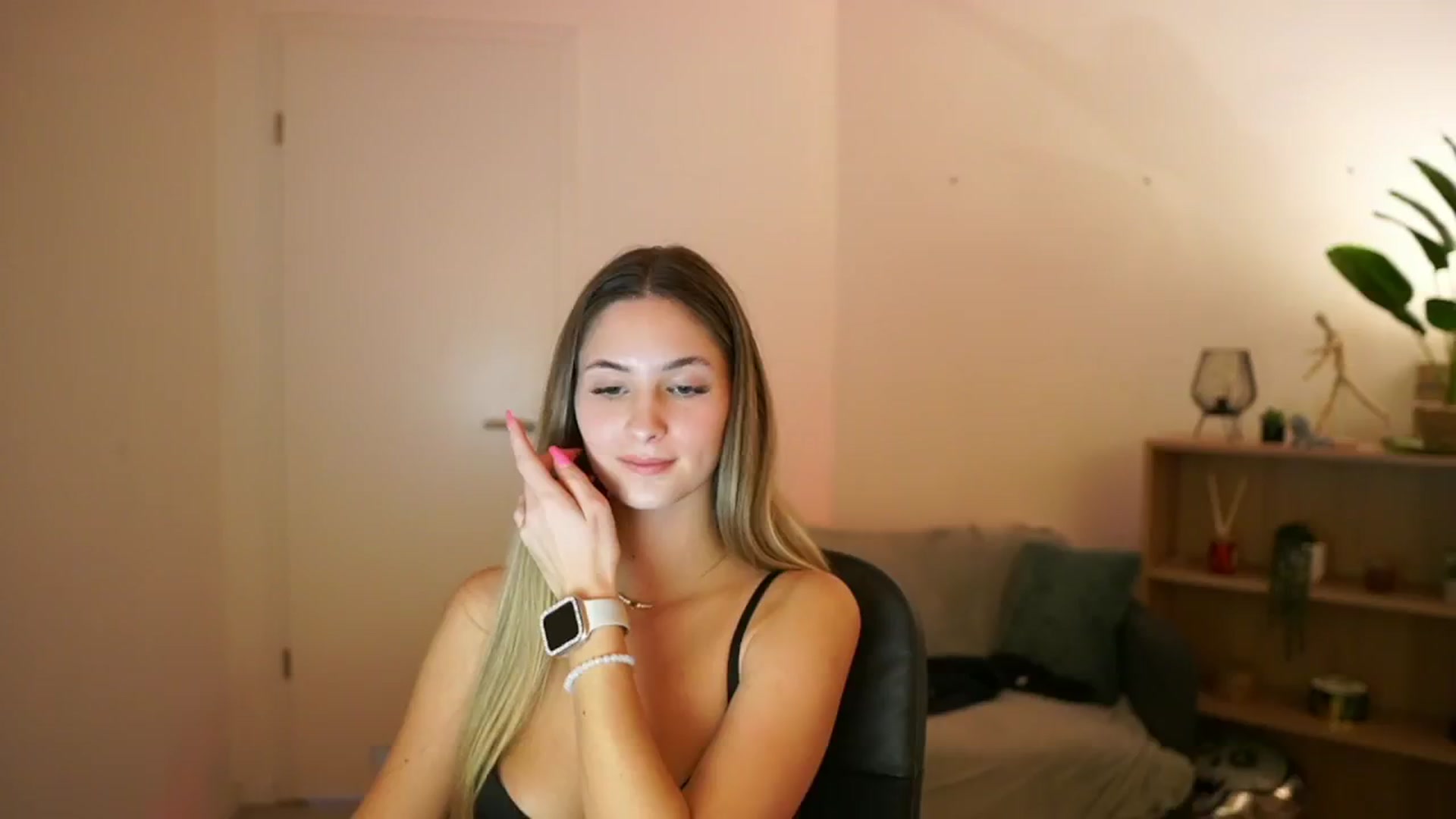 Gallery image thumbnail from CuteGirl_18's myfreecams stream on, 02/16/2025, 14:51 image 13 of 20