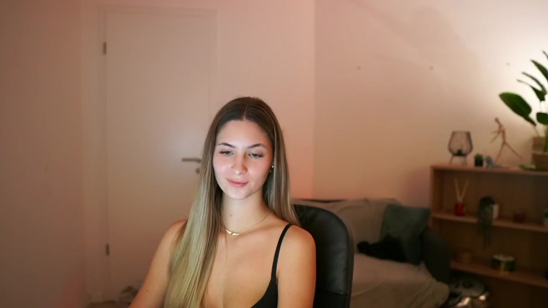 Gallery image thumbnail from CuteGirl_18's myfreecams stream on, 02/16/2025, 17:00 image 20 of 20