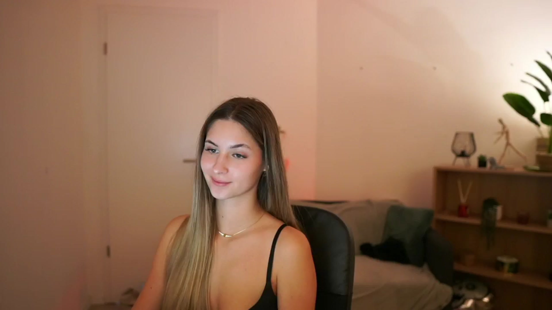 Gallery image thumbnail from CuteGirl_18's myfreecams stream on, 02/16/2025, 17:00 image 15 of 20
