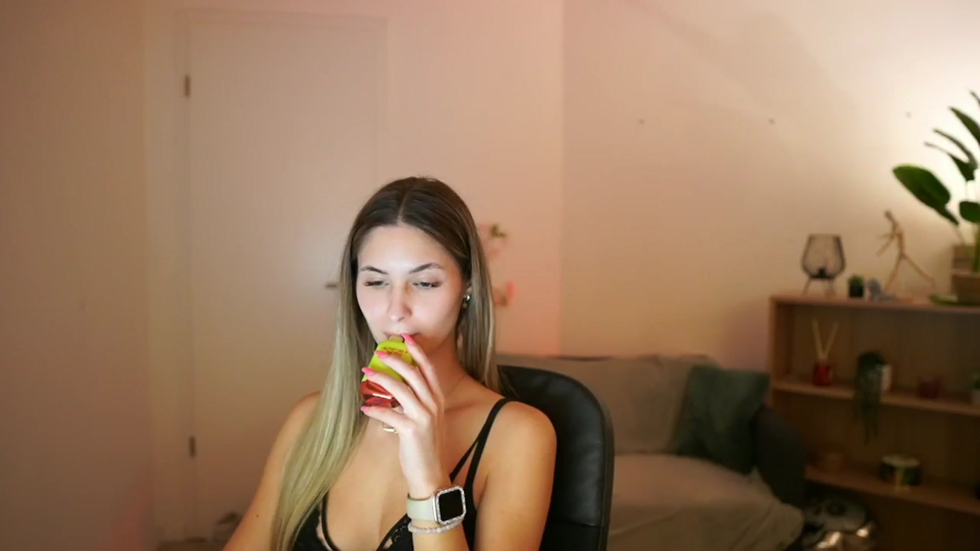 Gallery image thumbnail from CuteGirl_18's myfreecams stream on, 02/16/2025, 17:00 image 1 of 20