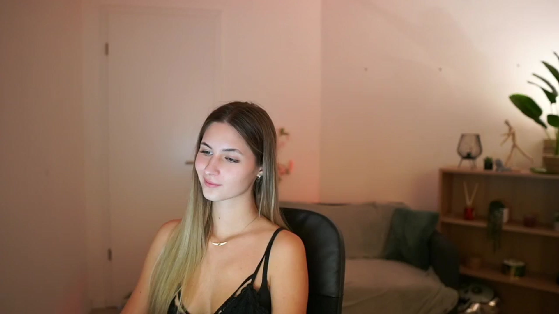 Gallery image thumbnail from CuteGirl_18's myfreecams stream on, 02/16/2025, 17:00 image 4 of 20