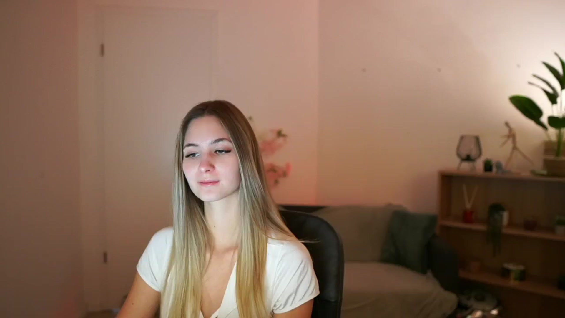 Gallery image thumbnail from CuteGirl_18's myfreecams stream on, 02/20/2025, 14:44 image 2 of 20