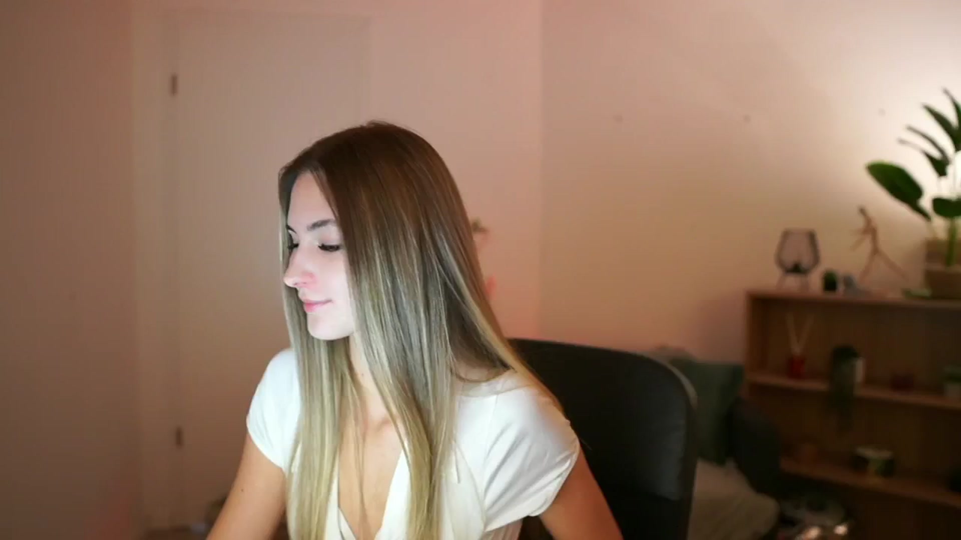 Gallery image thumbnail from CuteGirl_18's myfreecams stream on, 02/20/2025, 14:44 image 4 of 20